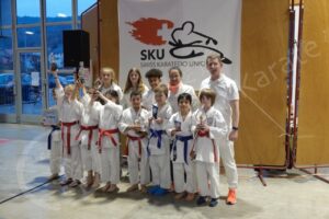 Stolze Pokalträger: Karate Fällanden in Vallorbe erfolgreich