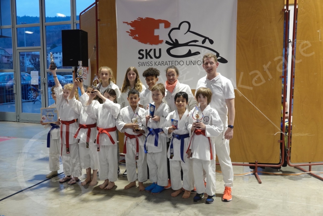 Stolze Pokalträger: Karate Fällanden in Vallorbe erfolgreich