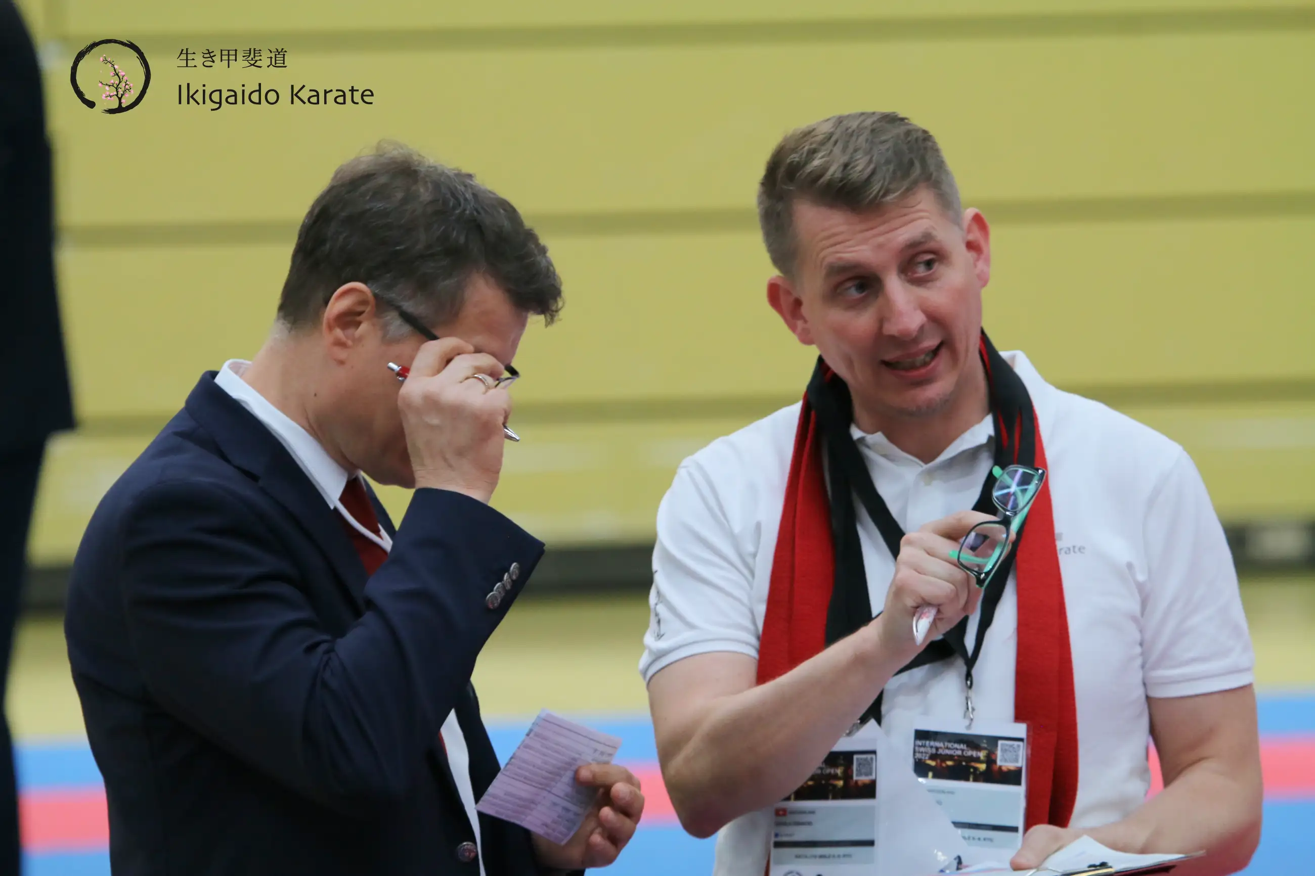 Gute Zusammenarbeit zwischen Schiedsrichter und Coach