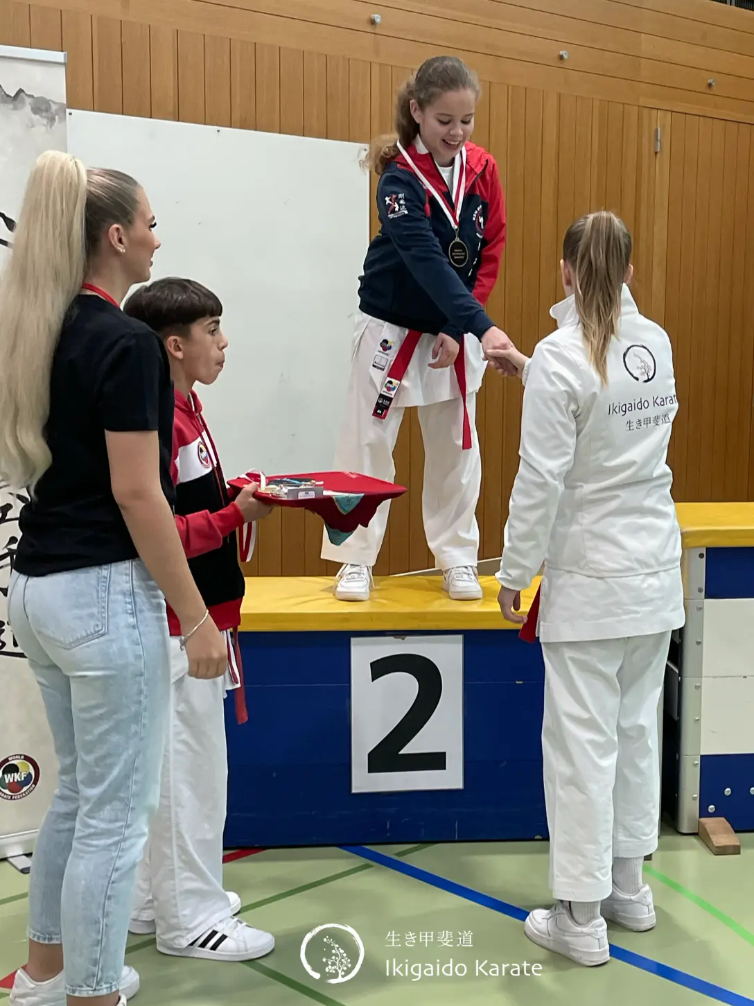 Larissa gratuliert höflich Larissa gratuliert höflich