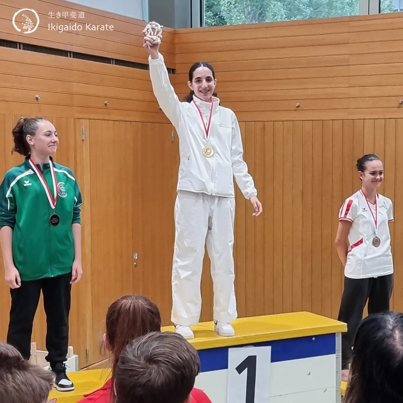 ... und gewinnt das Turnier! ... und gewinnt das Turnier!