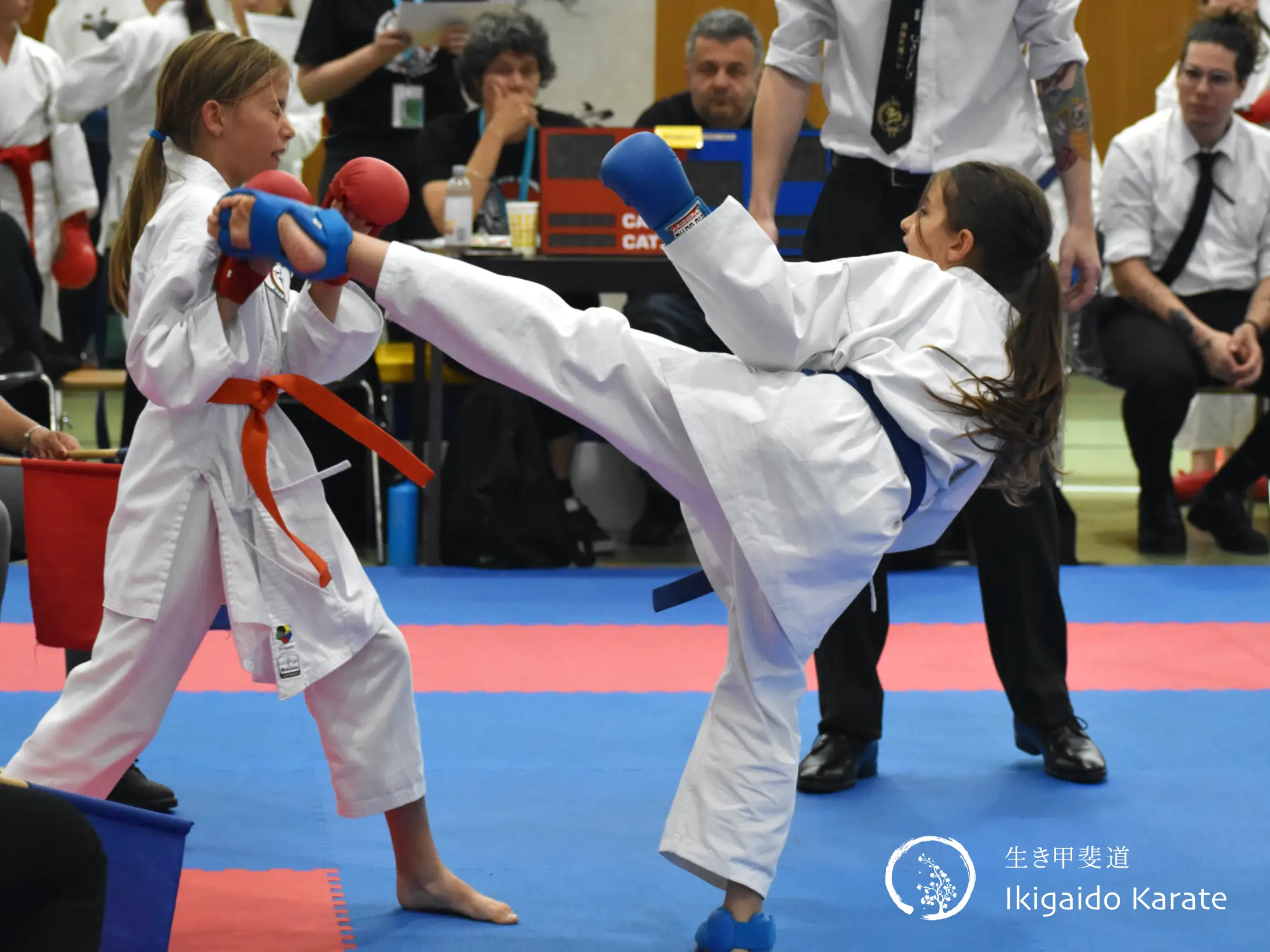 Mia attackiert mit Mawashi Geri Mia attackiert mit Mawashi Geri