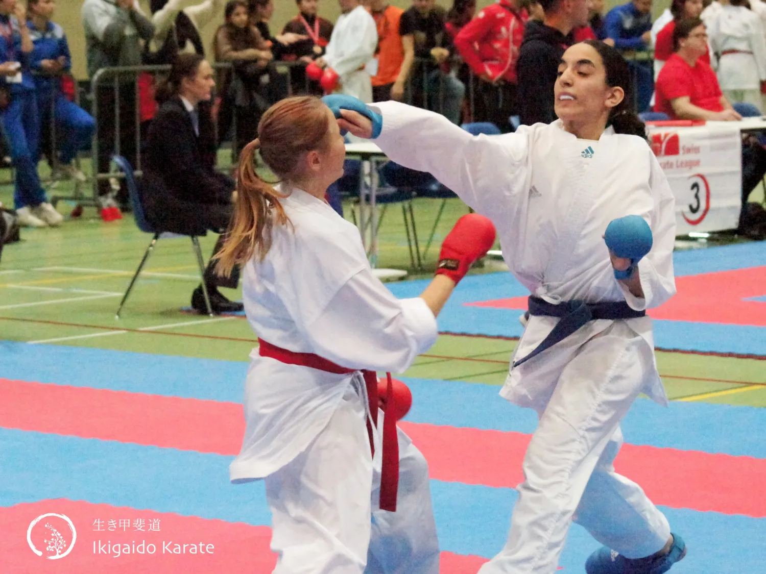 Ines (blau) mit Jodan Zuki